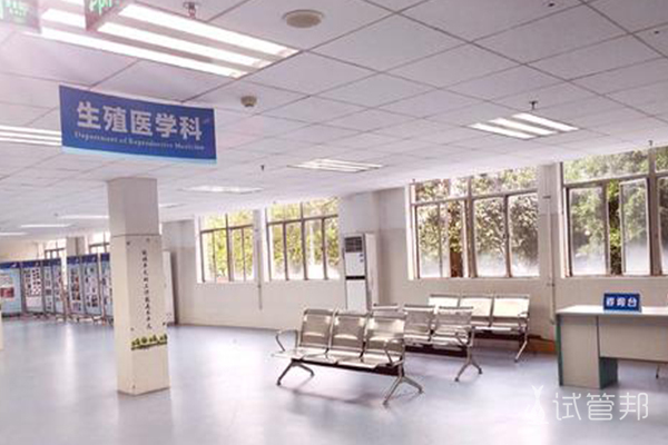 在国内代生哪家靠谱公立三代试管私人机构很高吗（详细费用？）
